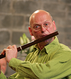 Máirtín Ó Dubhghaill ag imirt ar cheann de chuid fliúiteanna traidisiúnta na hÉireann.